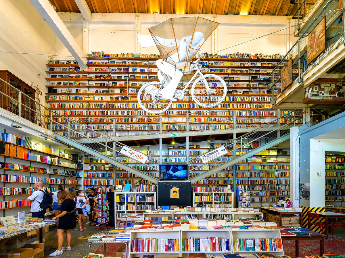 Ein riesiger Raum mit Büchern an der Wand.