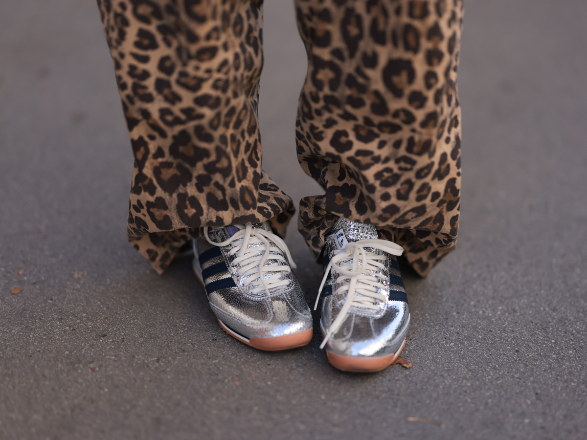 Silberne Sneaker