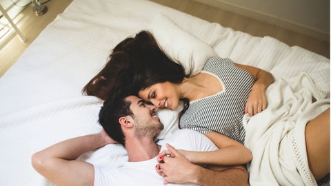 Dirty Talk, Sextoys & Co.: Warum Kommunikation der Schlüssel zu besserem Sex ist