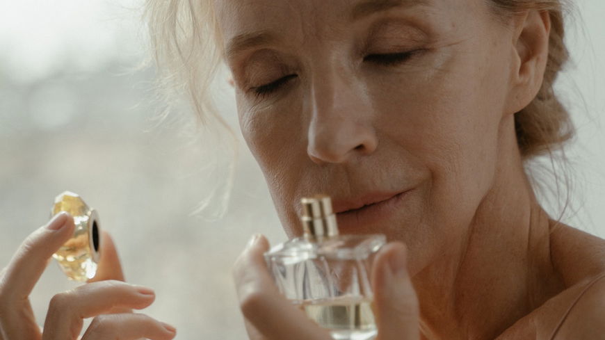 Parfum für Frauen ab 50: Diesen 3 besonderen Düften kann keine widerstehen