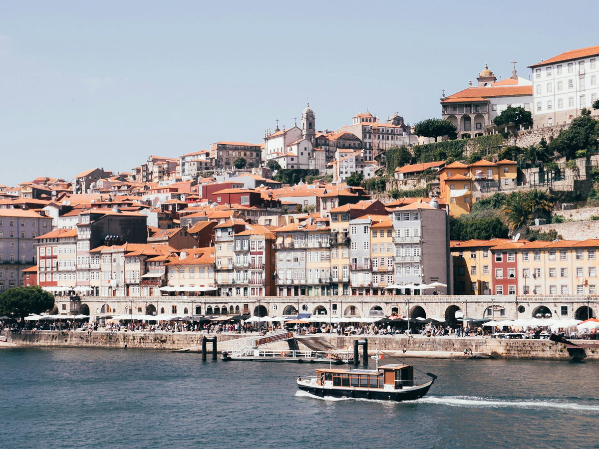 Die Stadt Porto mit zahlreichen Häusern vom Wasser aus.