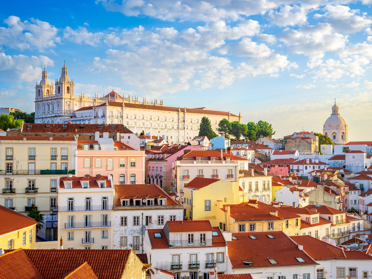 Der Blick vom Portas del Sol auf die bunten Häuser von Lissabon.