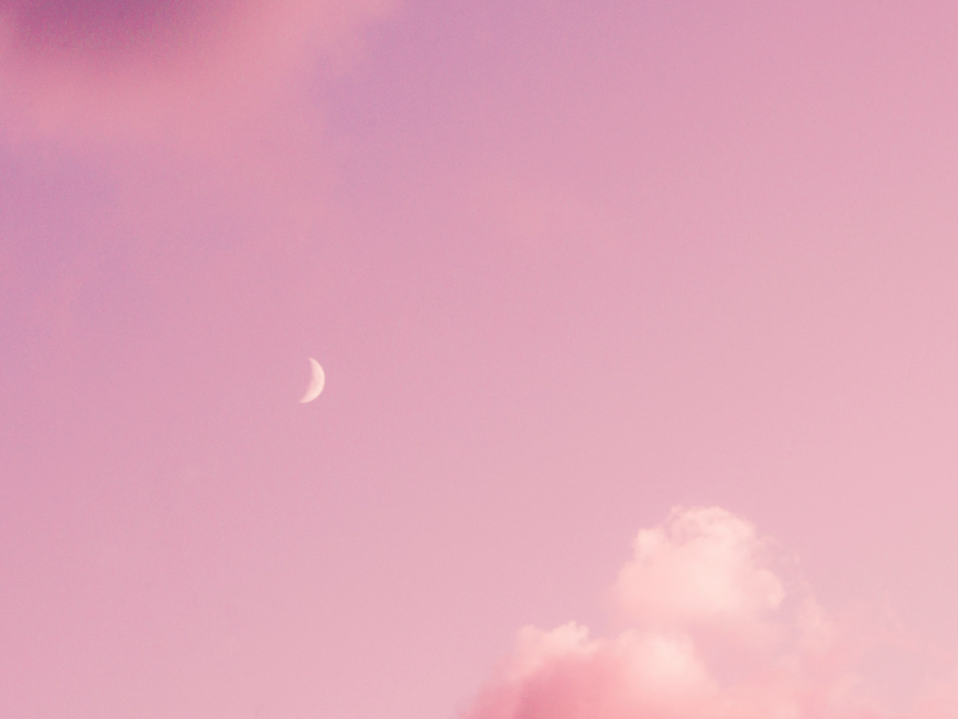 Rosa Abendhimmel mit Mond