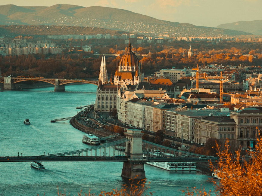 Ein Blick auf die Häuser von Budapest am Wasser.