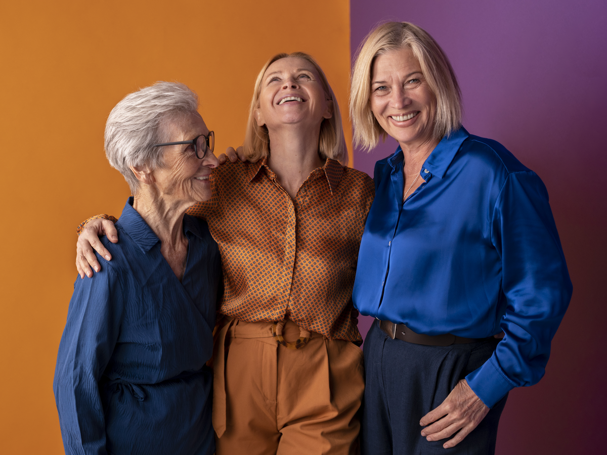 Drei reife Frauen lachen zusammen