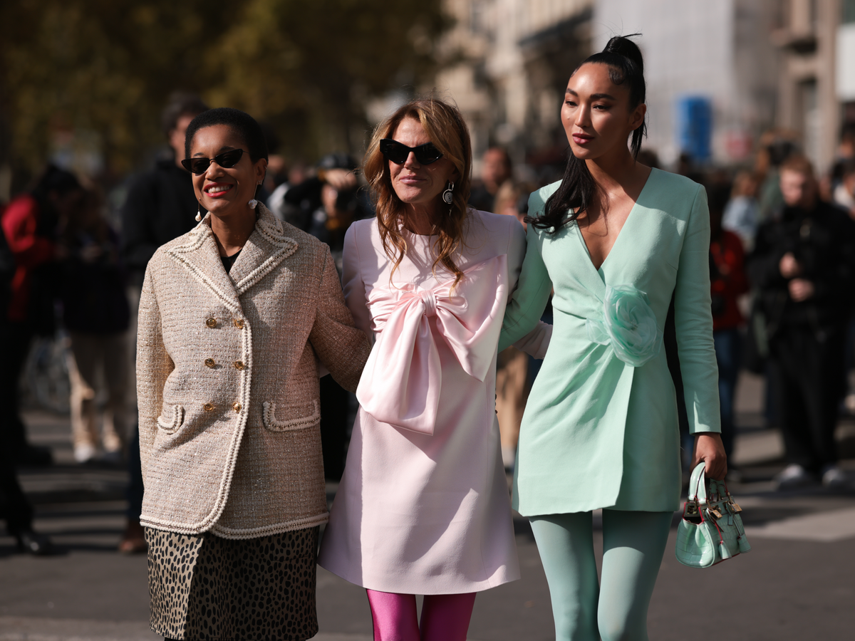 Drei Frauen in frühlingshaften Outfits.