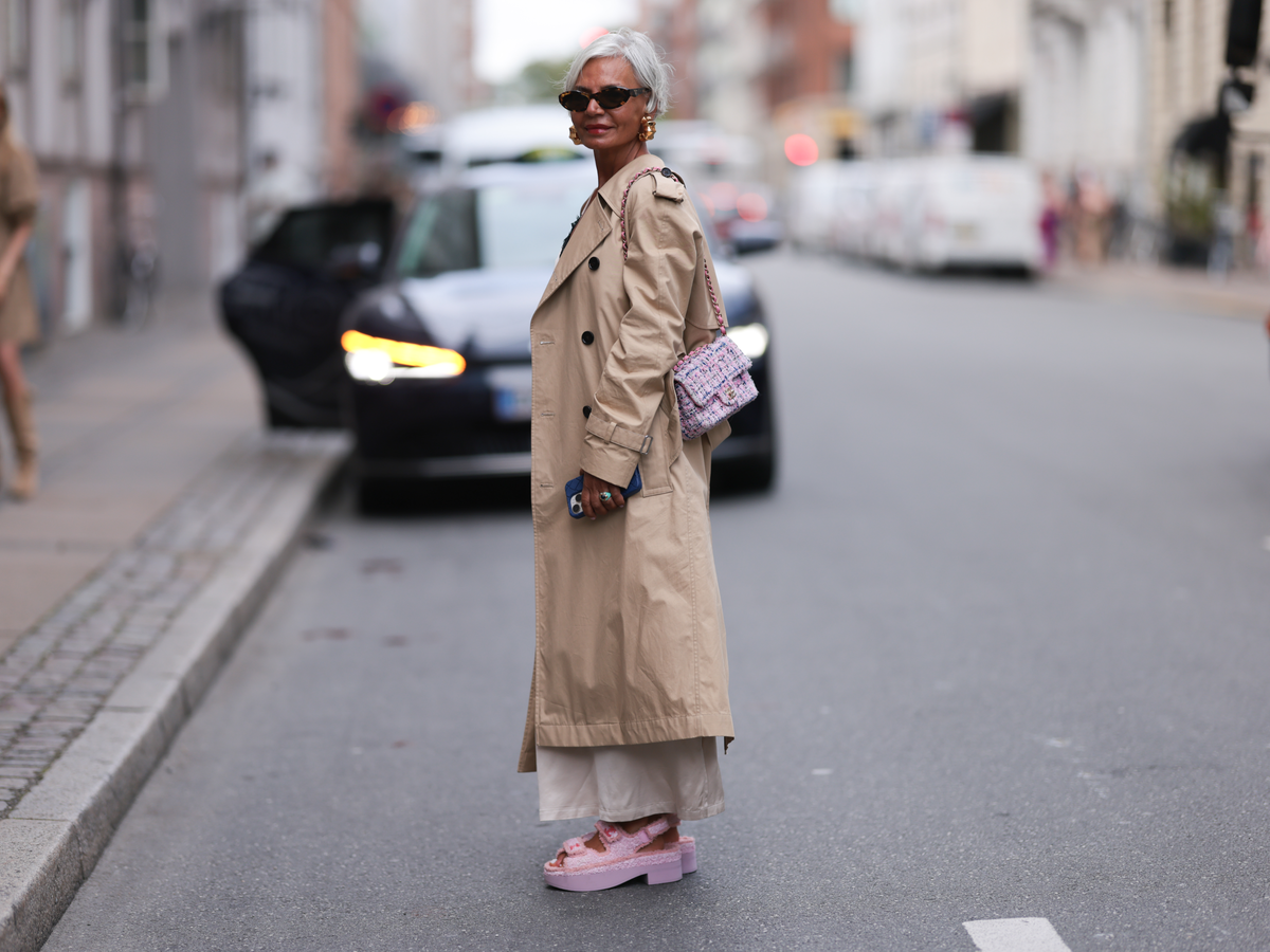 Frau in Trenchcoat