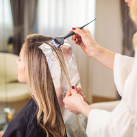 Graue Haare tönen: So gelingt ein natürlicher Look