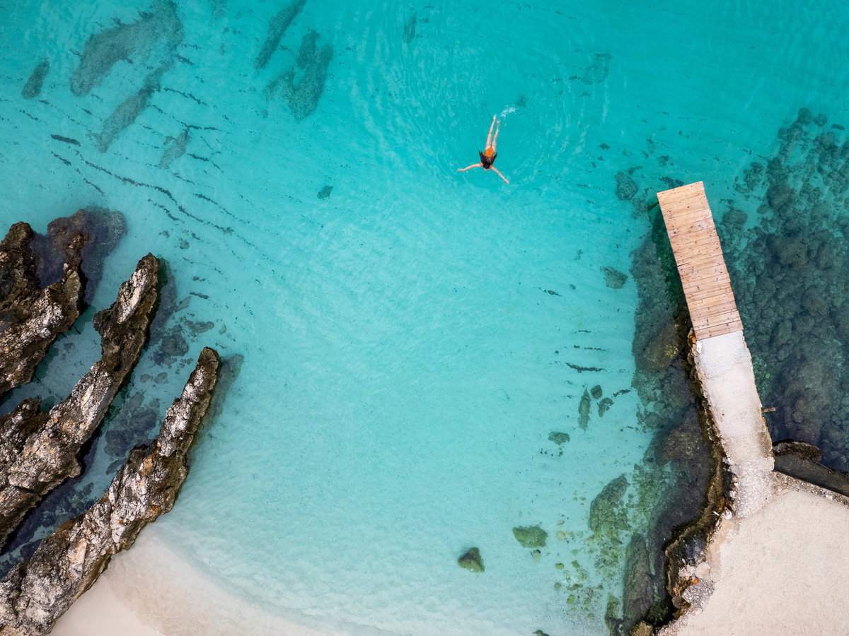 Ein Blick auf das türkisfarbene Meer in Ksamil von oben.