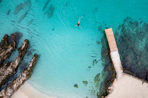 Ein Blick auf das türkisfarbene Meer in Ksamil von oben.
