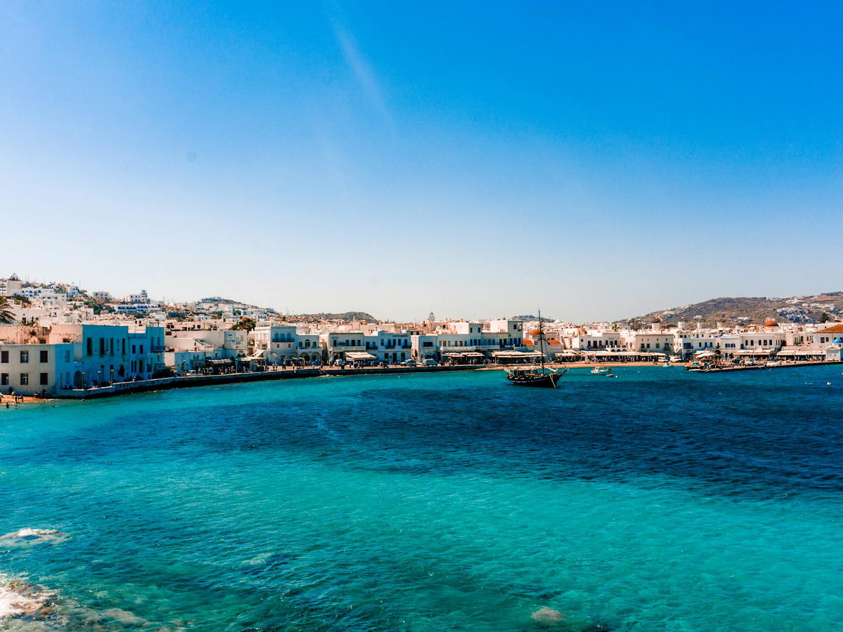 Ein Blick entlang der Küste von Mykonos mit dem Meer davor.