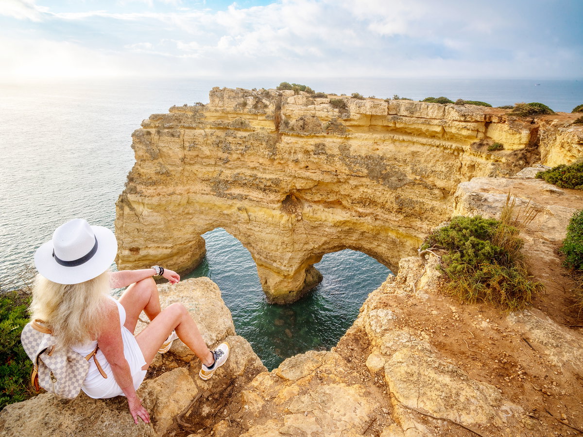 Ein Blick auf die Felsen an der Praia da Marinha, die mit dem Meer dazwischen ein Herz bilden.