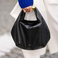 Praktisch: In die angesagten Slouchy Bags passt alles, was wir brauchen