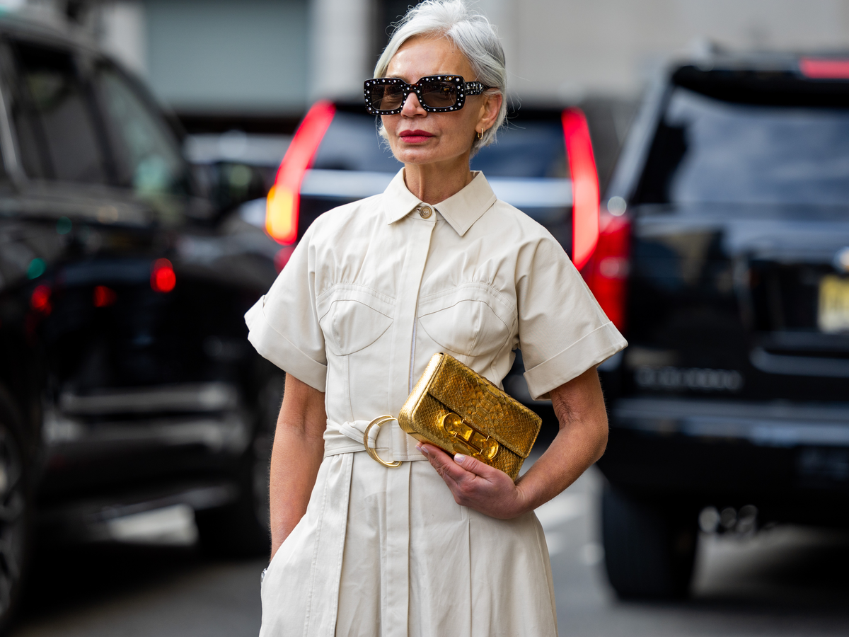 Grauhaarige Frau in Kleid