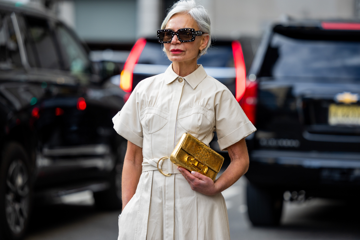 Grauhaarige Frau in Kleid