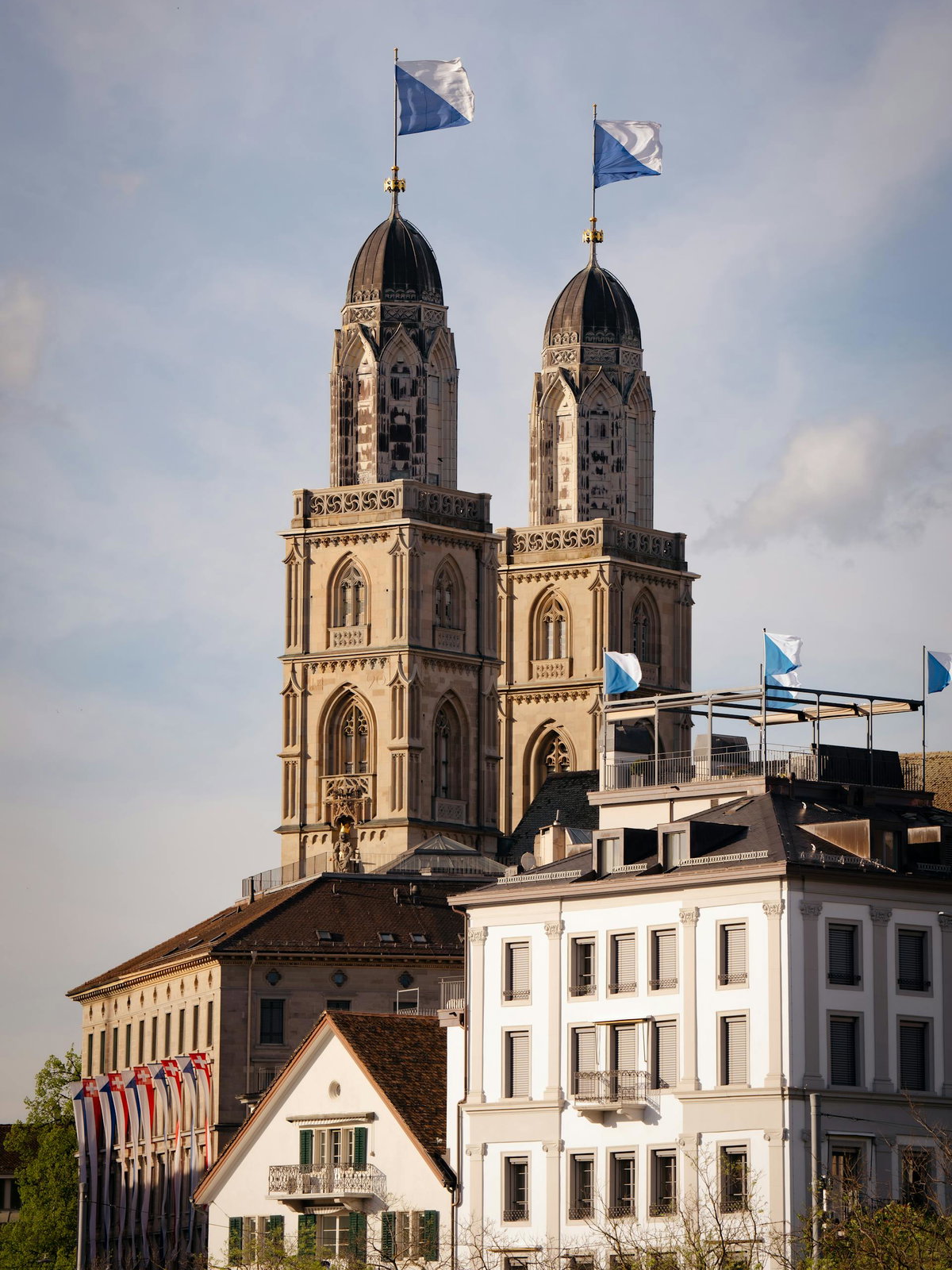 Türme mit Flaggen in Zürich.