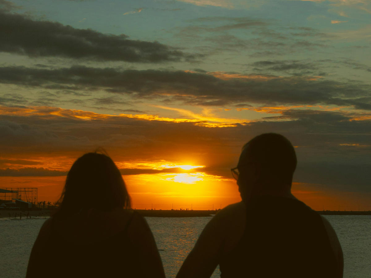 Paar beim Sonnenuntergang