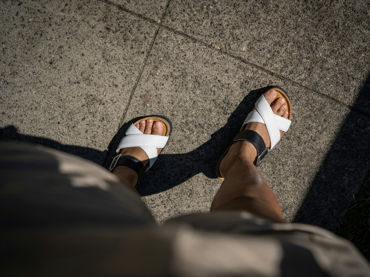Frauenfüße in Sandalen