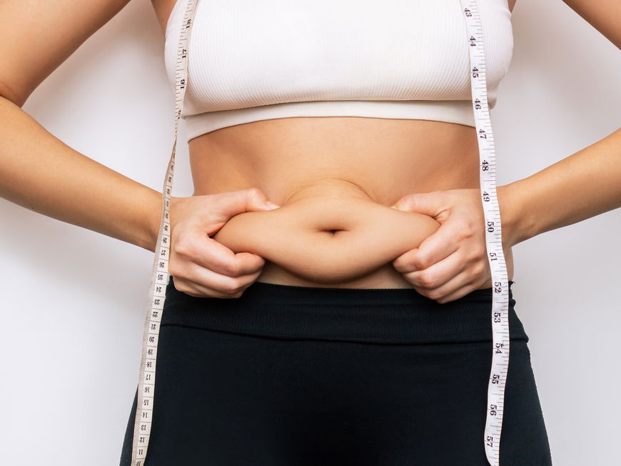 Eine Frau hält sich den Bauch