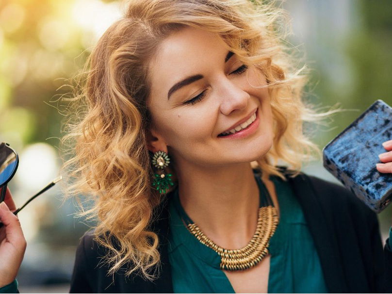 Frau mit zahlreichen Accessoires