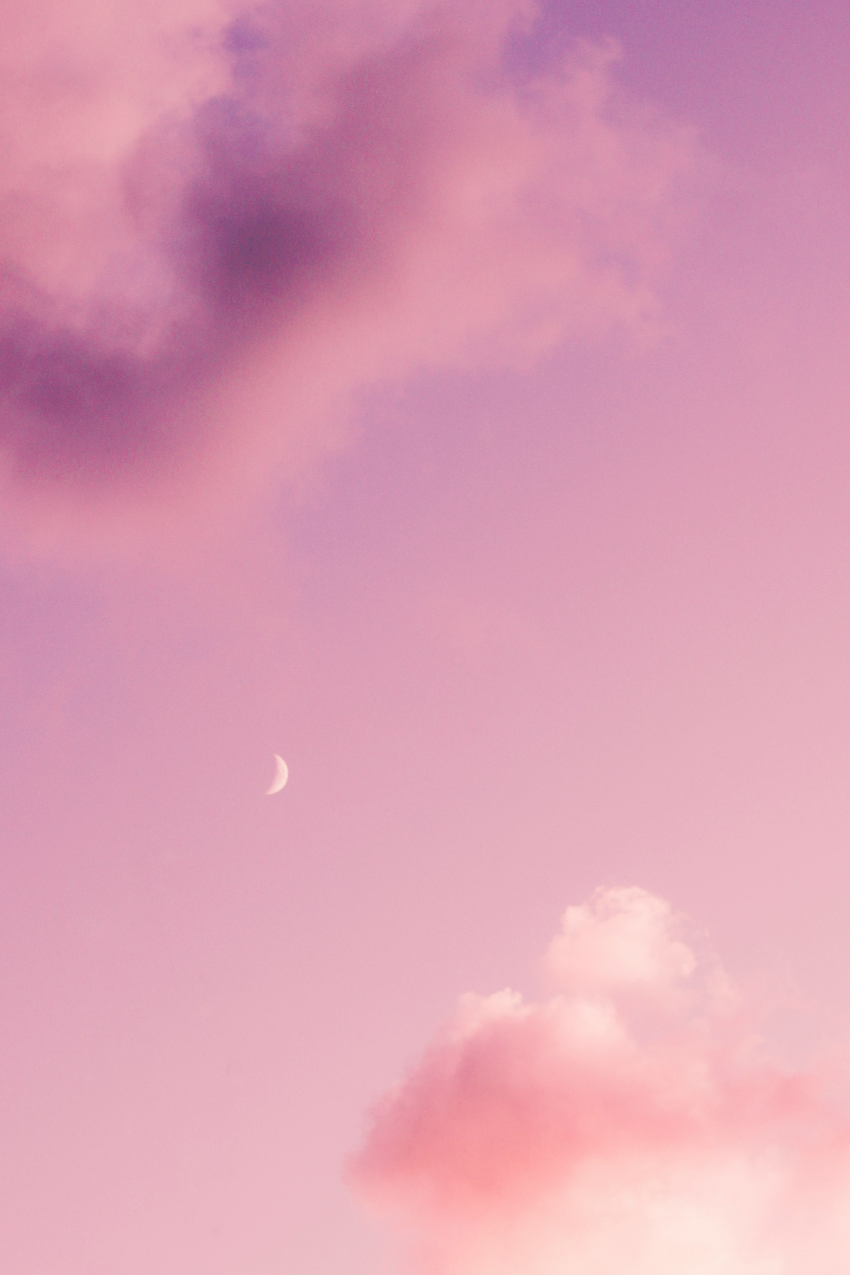 Pinker Nachthimmel mit Mond