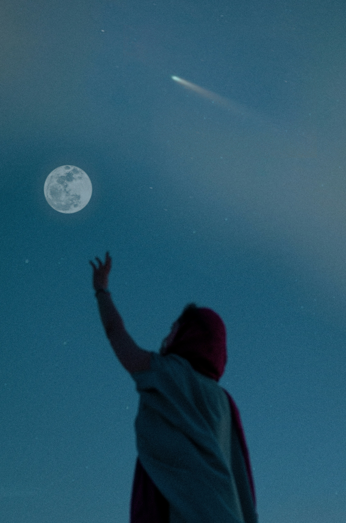 Frau streckt Arm zum Mond