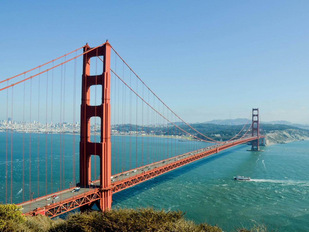 Ein Blick auf die rötliche Golden Gate Bridge in San Francisco.