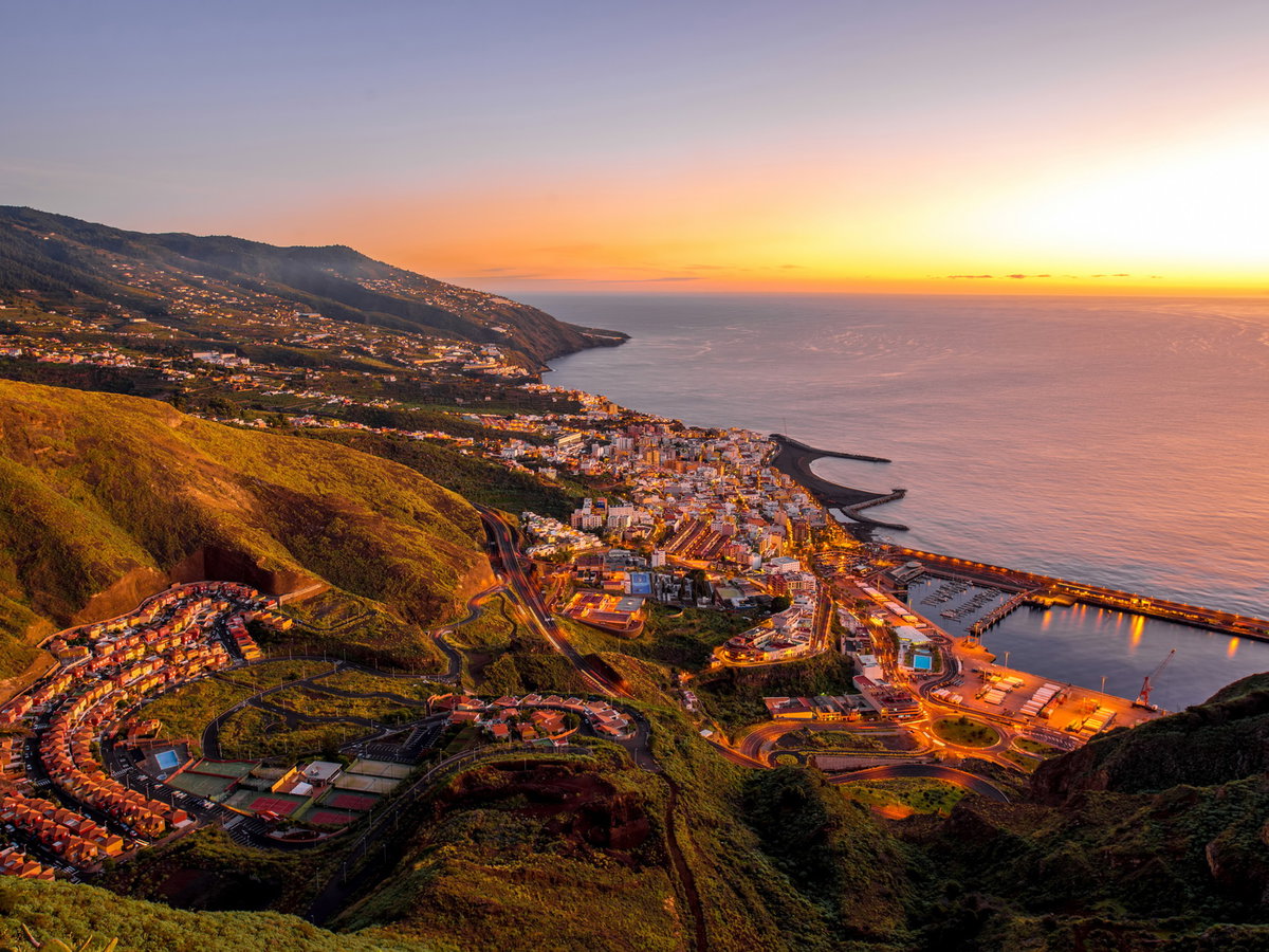 Die Küste von La Palma bei Abenddämmerung beleuchtet.