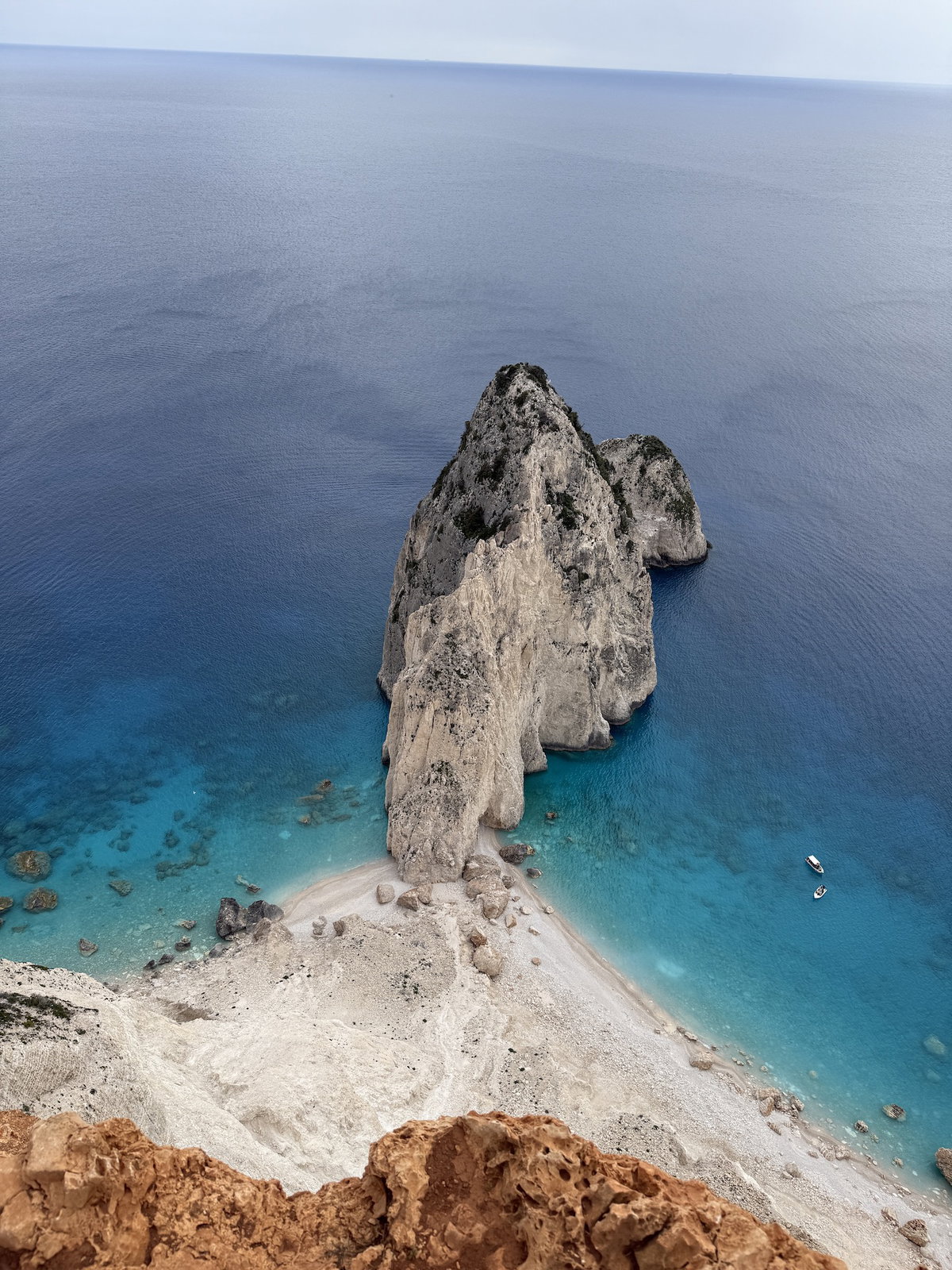 Ein Blick auf die Mizithres-Felsen auf Zakynthos mit klarem, blauen Wasser drum herum.