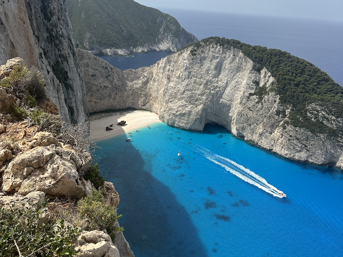Ein Blick auf den Navagio Beach mit einem alten Schiffswrack und Felsen drum herum.