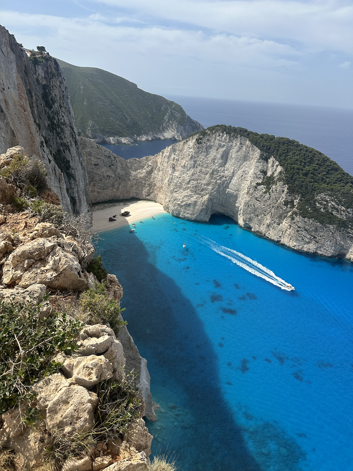 Ein Blick auf den Navagio Beach mit einem alten Schiffswrack und Felsen drum herum.