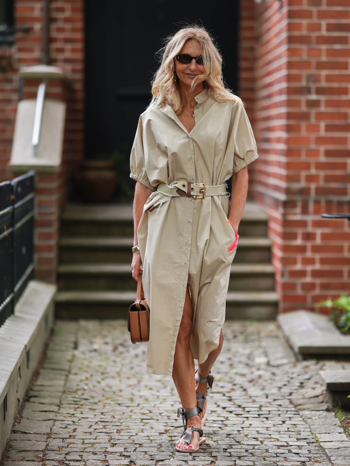 Frau in Hemdkleid