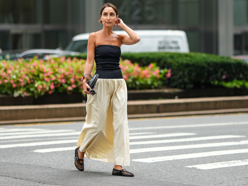 Frau in Rock und Tube Top mit Ballerinas