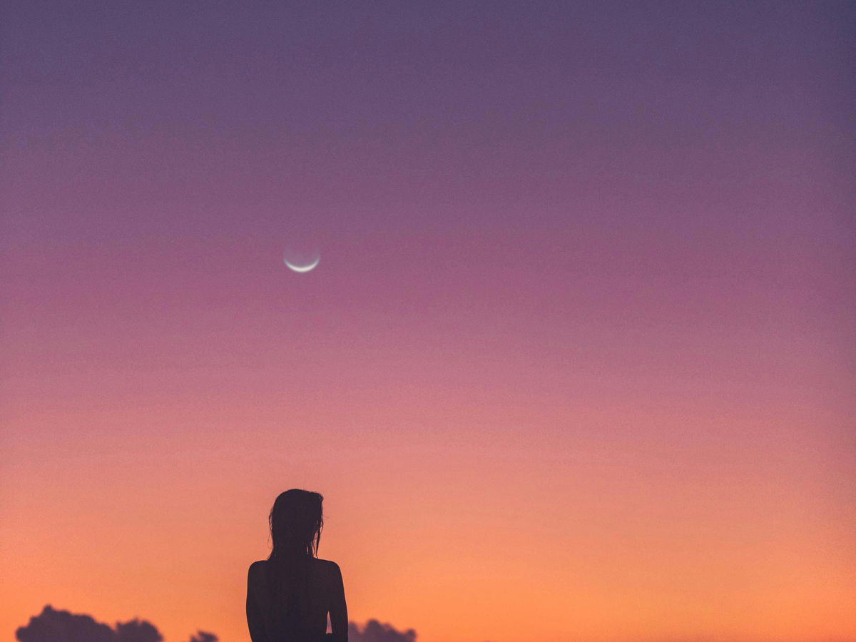 Frau beim Sonnenuntergang