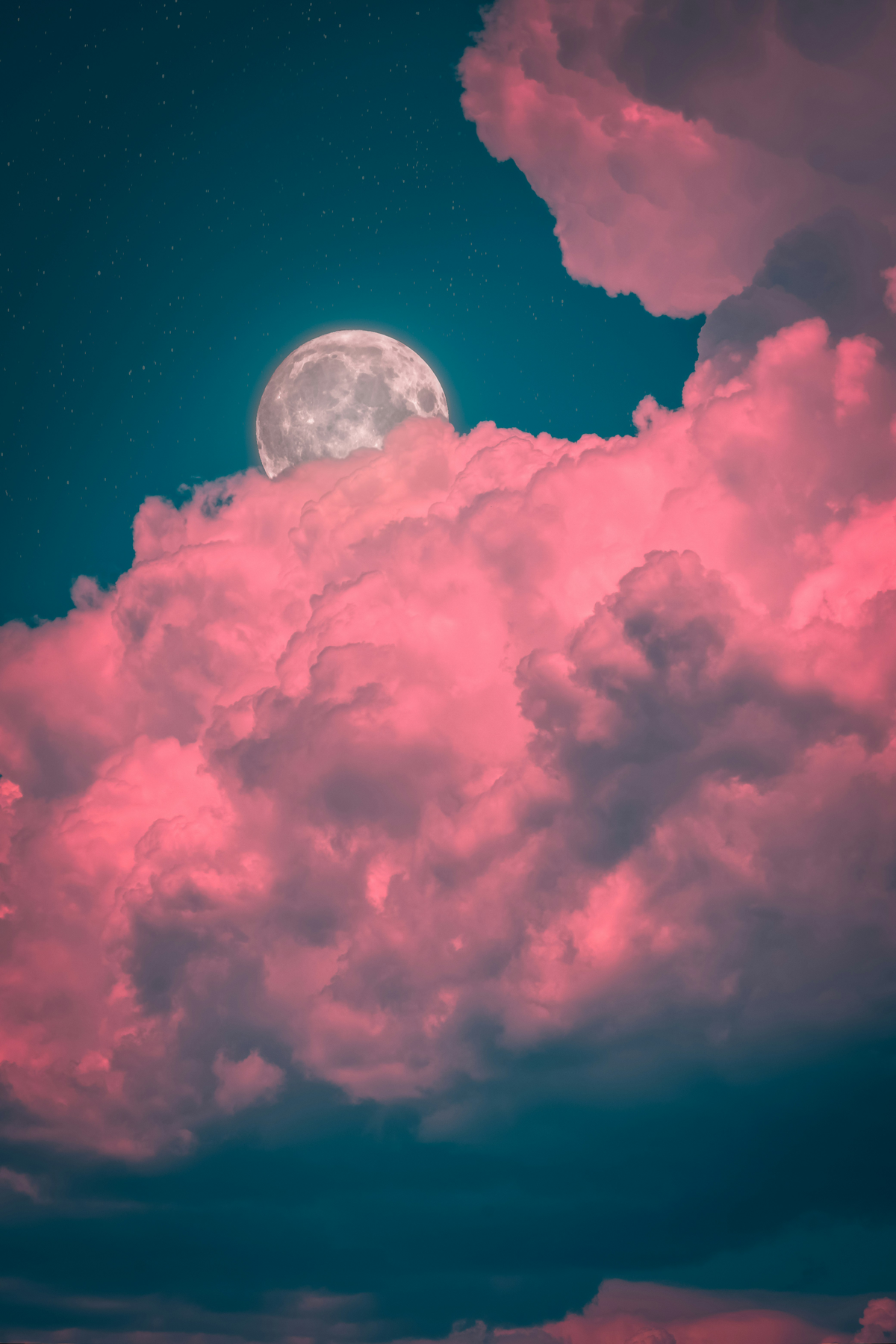 Mond hinter rosa Wolken