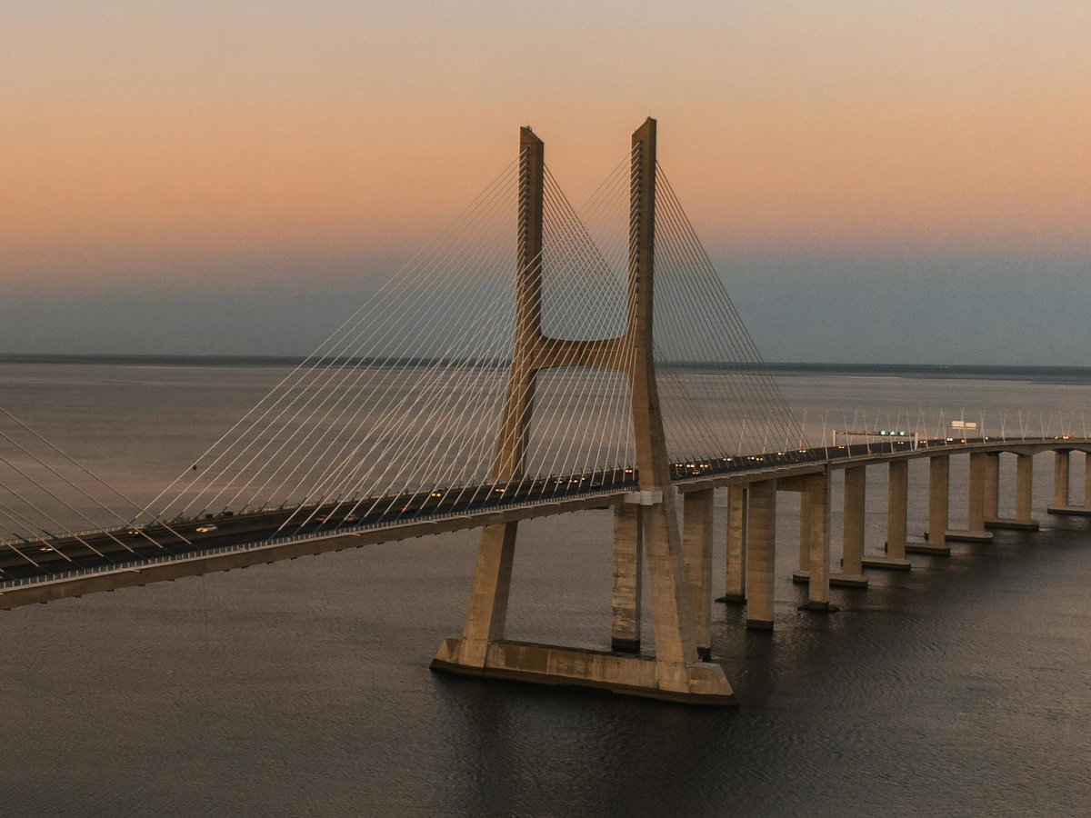 Die Vasco da Gama Brücke in Lissabon bei Dämmerung.