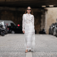 Die 5 schönsten weißen Kleider von H&M für den Sommer 2025