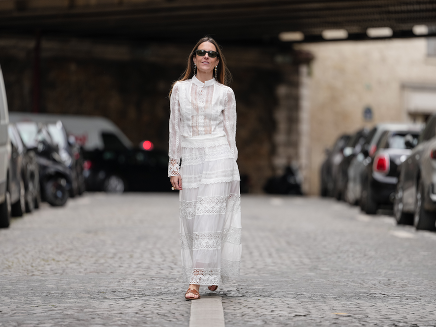 Frau in weißem Sommerkleid
