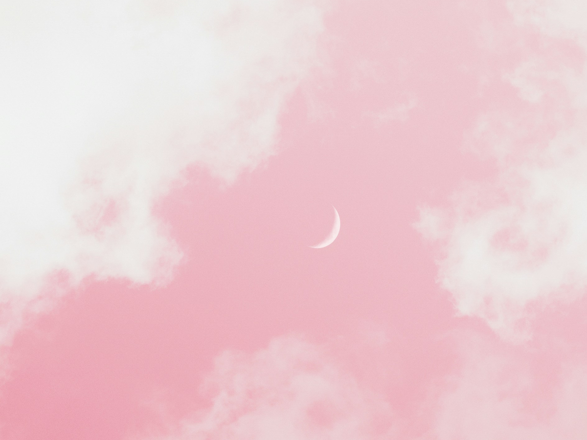 Mond an rosa Himmel