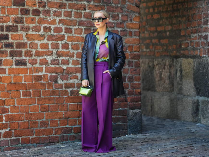 Frau in lila Stoffhose