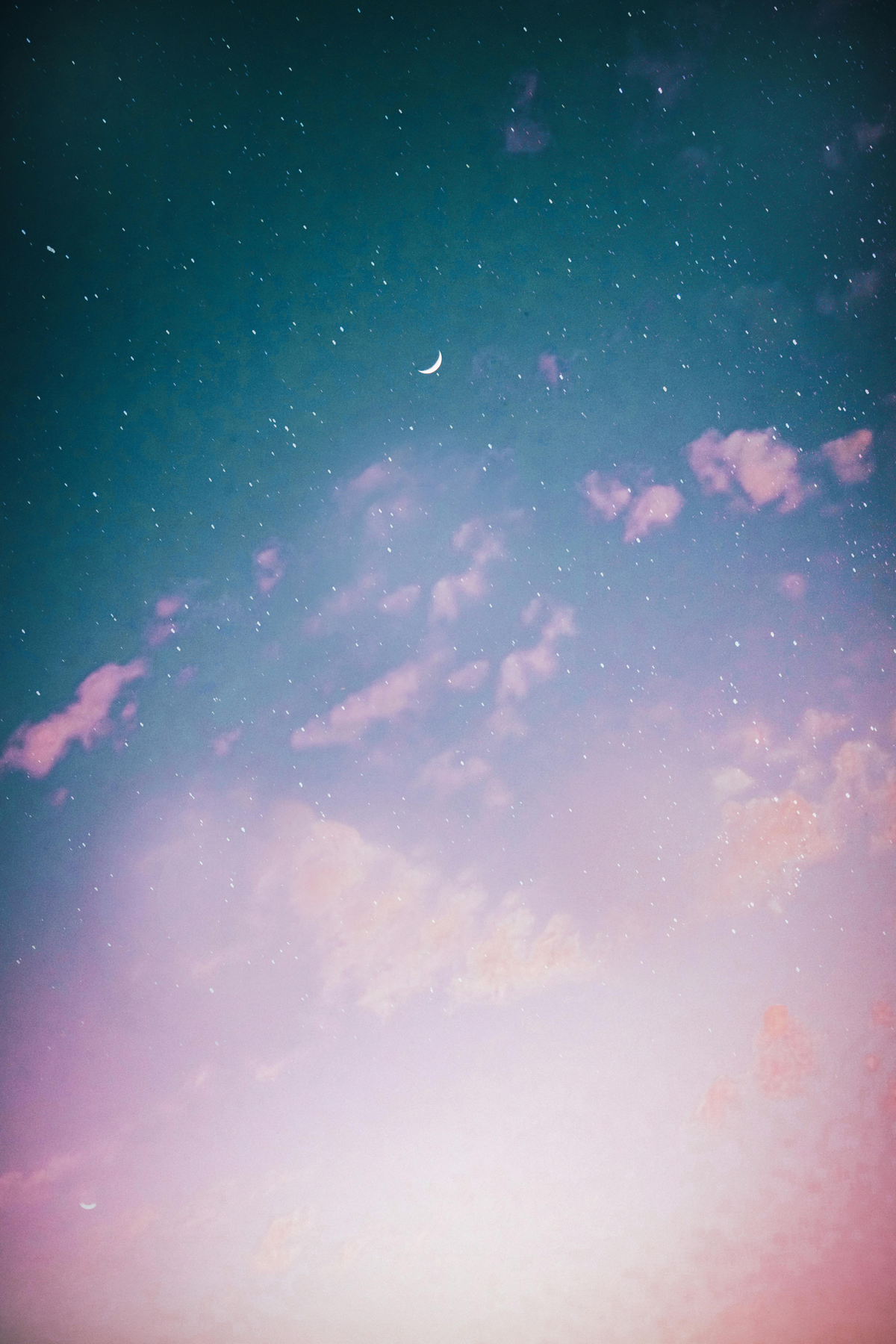 Sternenhimmel mit Mond und rosa Wolken