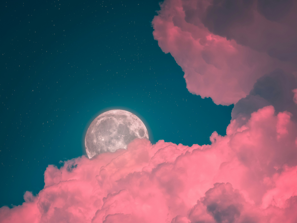 Vollmond hinter rosa Wolken