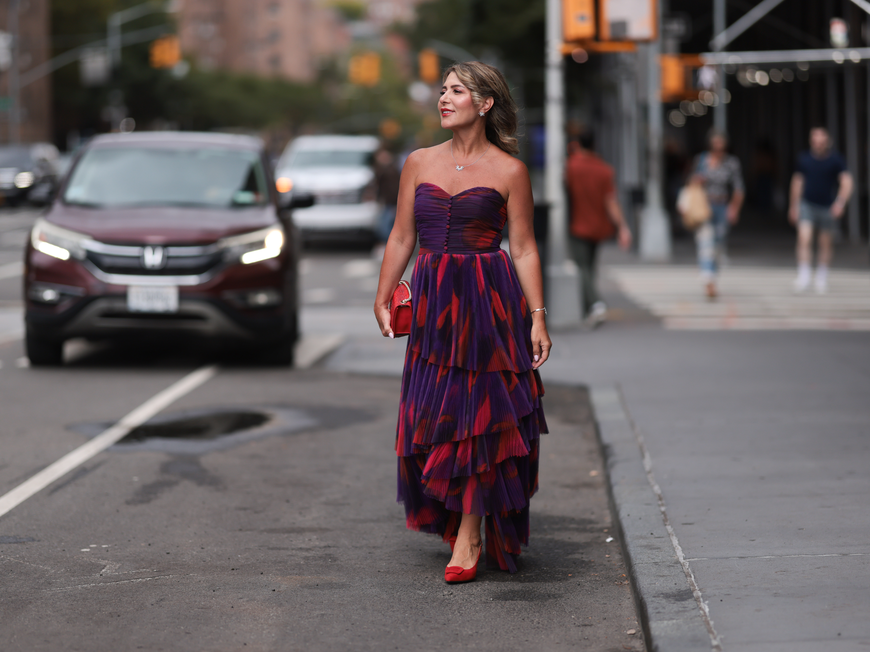 Frau trägt festliches Chiffon-Kleid