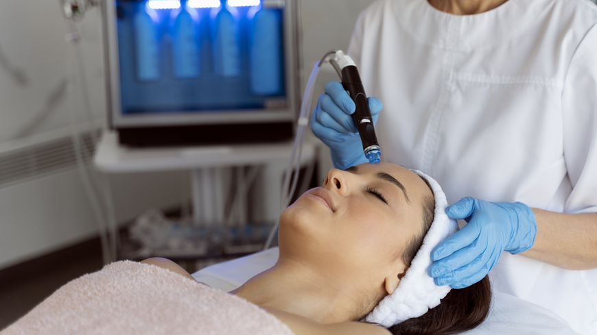 HydraFacial-Behandlung bei sensibler Haut? Ich bin Beauty-Redakteurin und habs getestet