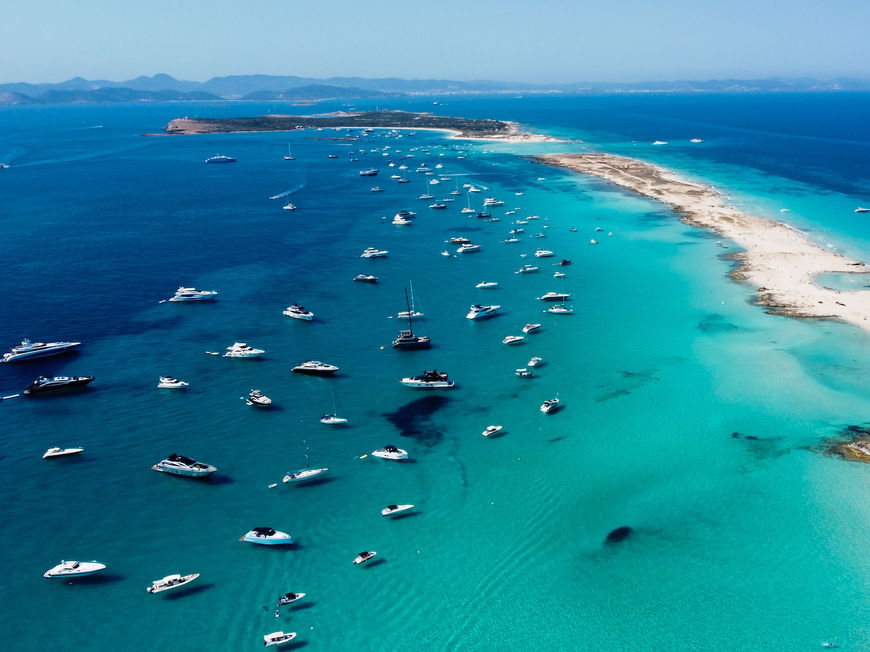 Eine Insel mit vielen Booten und Schiffen davor