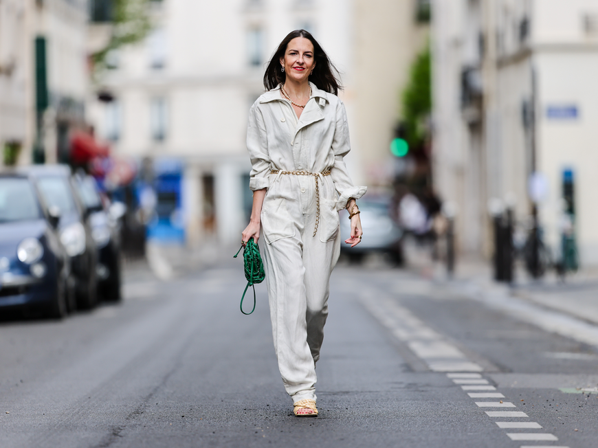 Frau in Jumpsuit