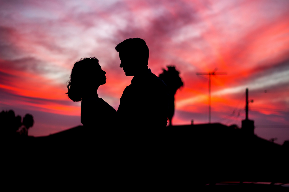 Paar vor dem Sonnenuntergang