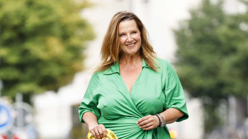 Mode für Frauen ab 50 mit Bauch: Die besten Stylingtipps zum Wohlfühlen