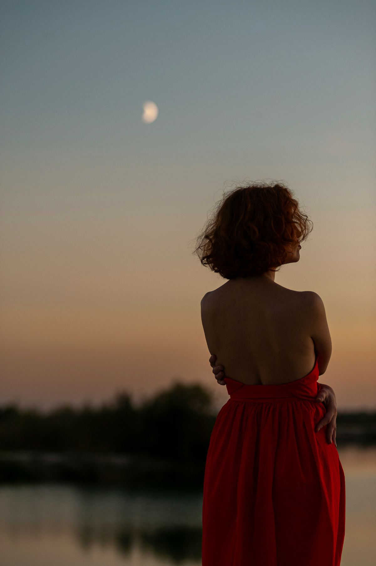 Frau schaut in Abendhimmel