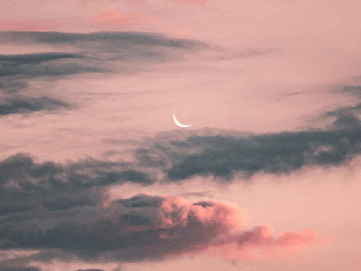 Rosa Himmel mit Mond und Wolken